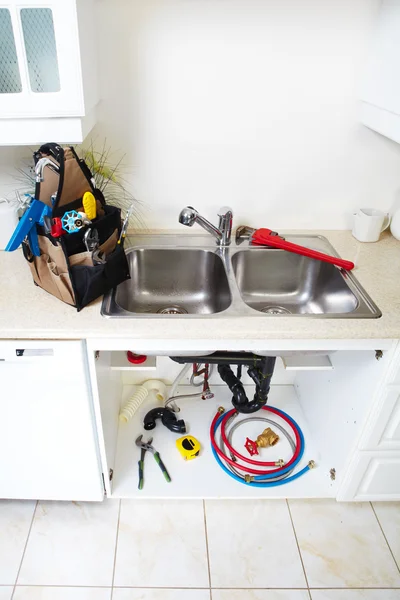 Sanitair tools op de keuken. — Stockfoto