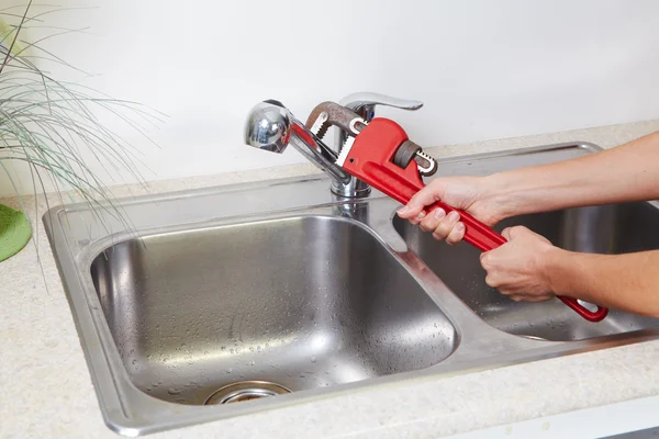 Plumber on the kitchen. — Stock Photo, Image