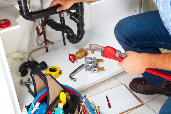 Loodgieter op de keuken. — Stockfoto