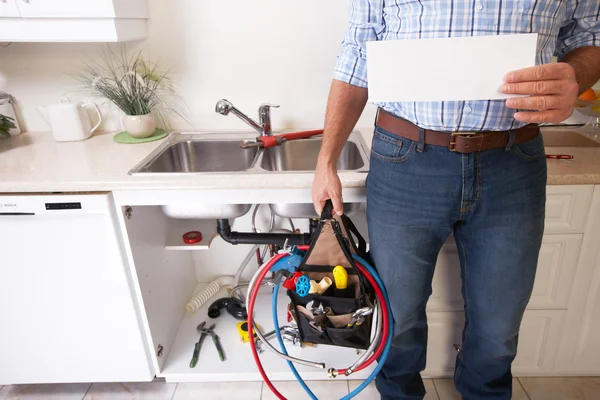 Loodgieter op de keuken. — Stockfoto