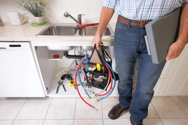 Plumber on the kitchen. — Stock Photo, Image