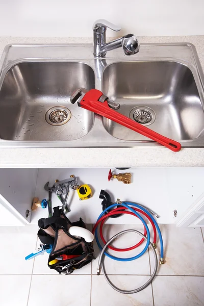 Mutfak musluk suyu ve lavabo. — Stok fotoğraf