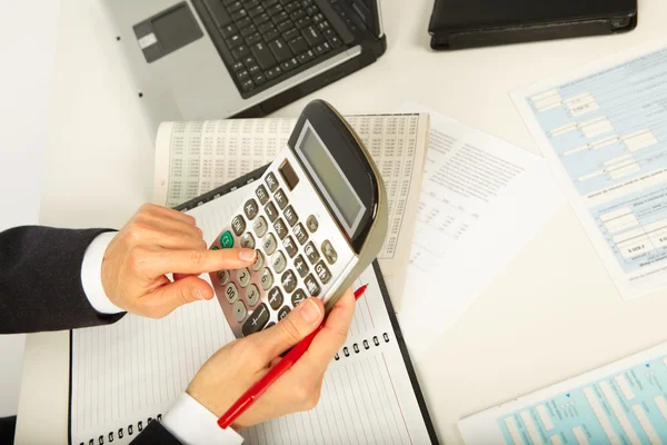 Geschäftsfrau arbeitet mit Taschenrechner — Stockfoto