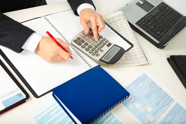 Mulher de negócios que trabalha com calculadora — Fotografia de Stock