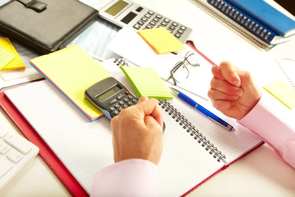 Mulher de negócios que trabalha com calculadora — Fotografia de Stock