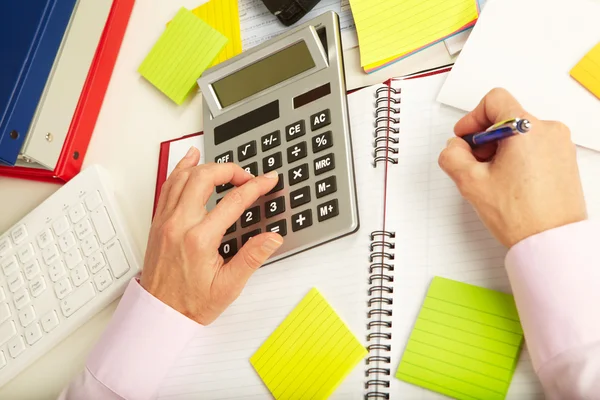 Podnikatelka pracující s kalkulačkou — Stock fotografie