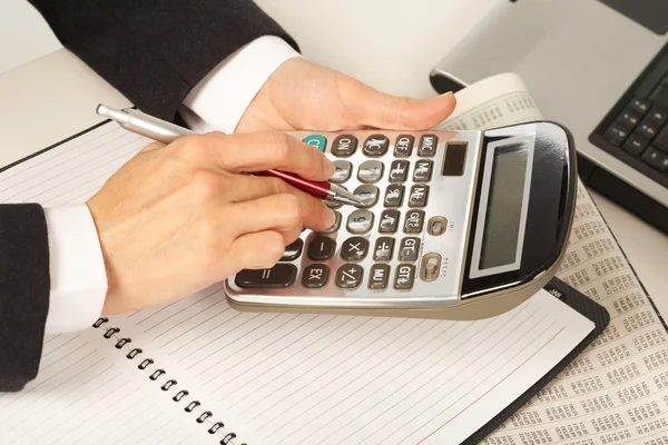 Zakenvrouw werken met rekenmachine — Stockfoto