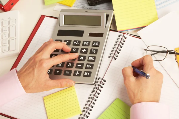 Businesswoman pracuje z kalkulatorem — Zdjęcie stockowe