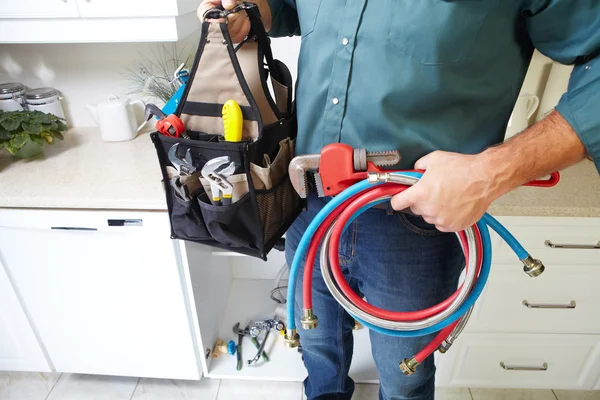 Encanador na cozinha . — Fotografia de Stock