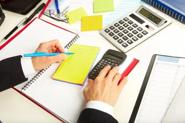 Mulher de negócios que trabalha com calculadora — Fotografia de Stock