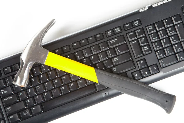 Hammer und Tastatur — Stockfoto