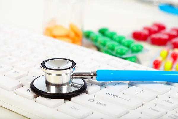 Stethoscope on the keyboard — Stock Photo, Image