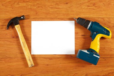 Ahşap zemin üzerinde inşaat araçları