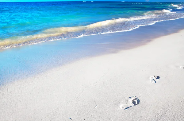Spuren eines menschlichen Fußes auf Sand — Stockfoto