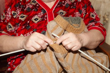 yaşlı kadın ve örgü kazak