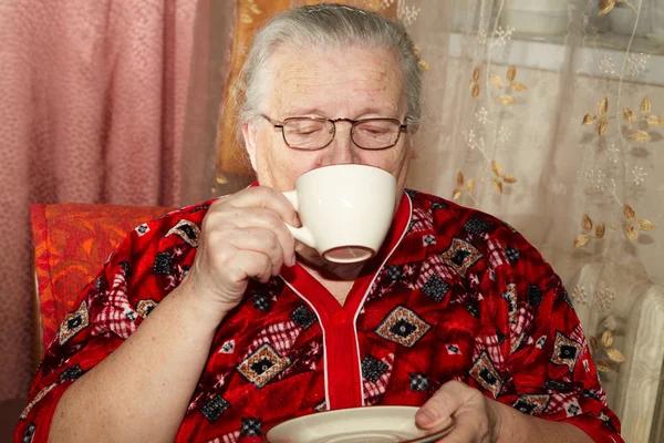 Oude vrouw en thee — Stockfoto