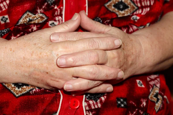 Mãos de mulher velha — Fotografia de Stock