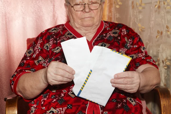 Mulher idosa e carta aberta — Fotografia de Stock