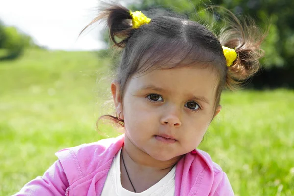 Niño en un césped verde — Foto de Stock