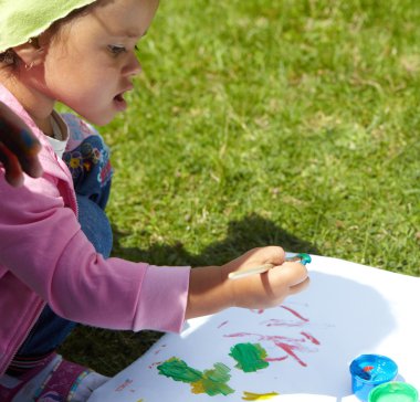 Küçük kız resim çiziyor.