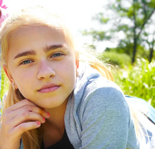 Meisje op gras — Stockfoto