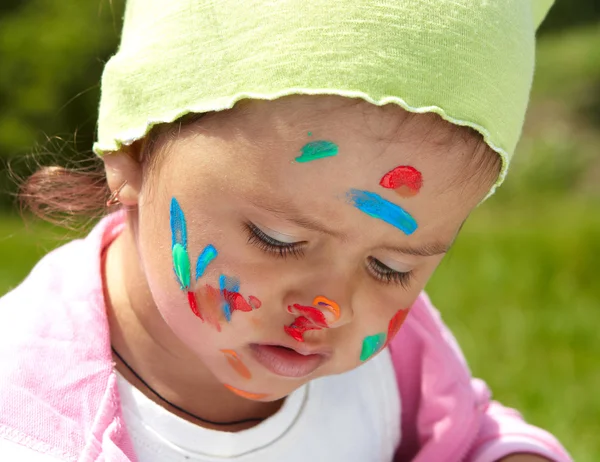 Little girl draws paints — Stock Photo, Image