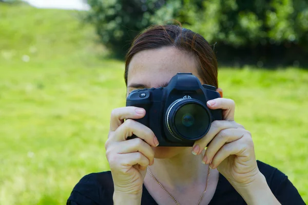 Γυναίκα φωτογράφος με κάμερα — Φωτογραφία Αρχείου