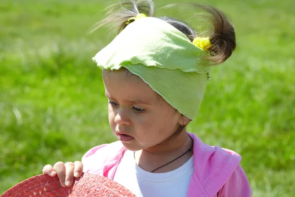 Bambino su un prato verde — Foto Stock