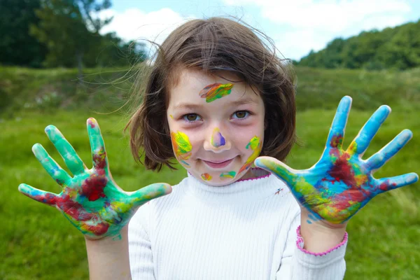 Little girl draws paints — Stock Photo, Image