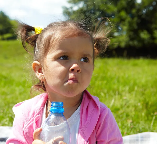 子供の飲み物水 — ストック写真