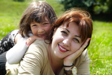 mutlu anne ve küçük kızı