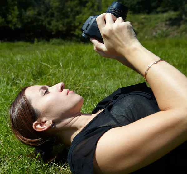 Vrouw fotograaf met camera — Stockfoto