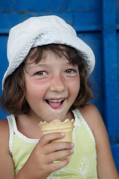 Malá holka jí zmrzlinu — Stock fotografie