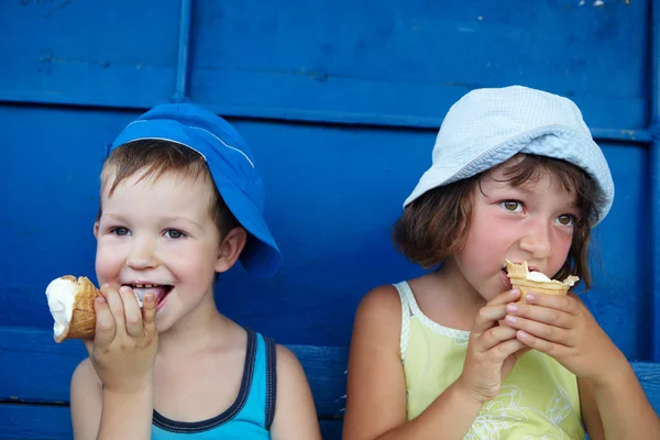 Crianças comendo sorvete — Fotografia de Stock