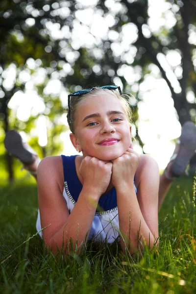 Giovane ragazza in giardino — Foto Stock