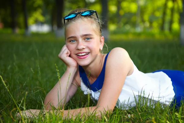 Jeune fille dans le jardin — Photo