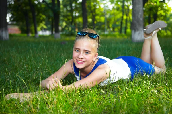 Jong meisje in de tuin — Stockfoto