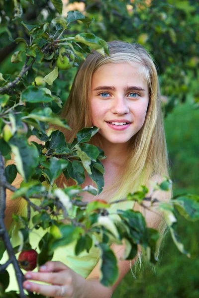 Молодая девушка в саду — стоковое фото