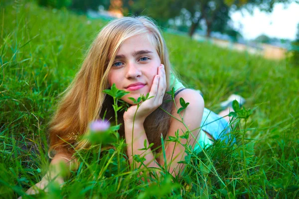 Fiatal lány a kertben — Stock Fotó