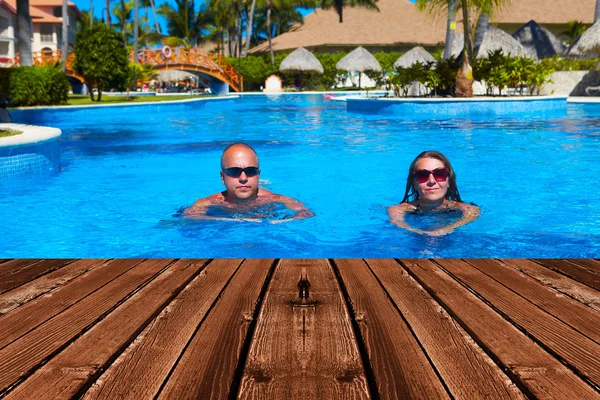 Couple swimming in pool — Stock Photo, Image