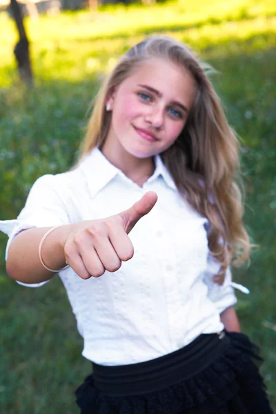 Estudante universitária feliz. Está bem. — Fotografia de Stock