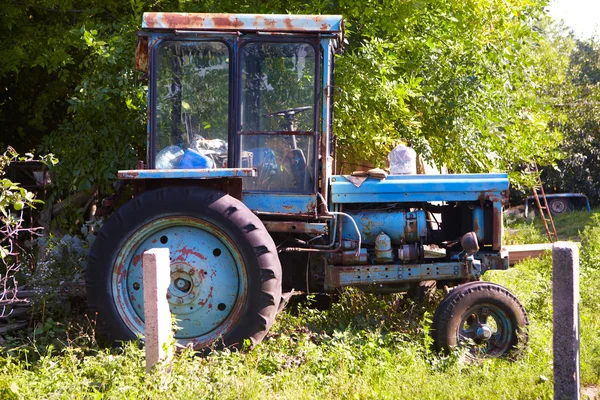 Régi kerekes traktor — Stock Fotó