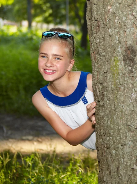 Giovane ragazza in giardino — Foto Stock