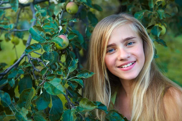 Jeune fille dans le jardin — Photo