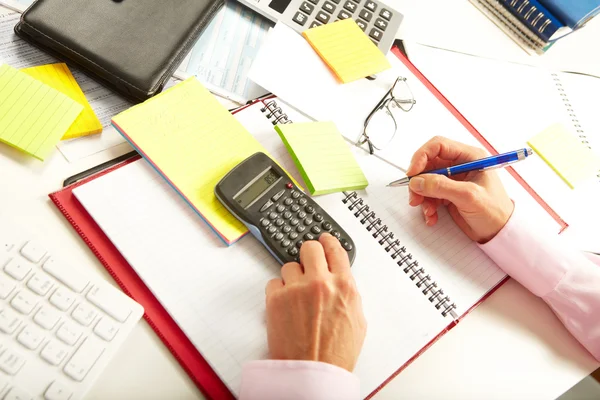 Geschäftsfrau arbeitet mit Taschenrechner — Stockfoto