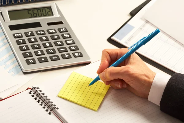 Mujer de negocios trabajando con calculadora — Foto de Stock