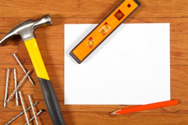 Ahşap zemin üzerinde inşaat araçları