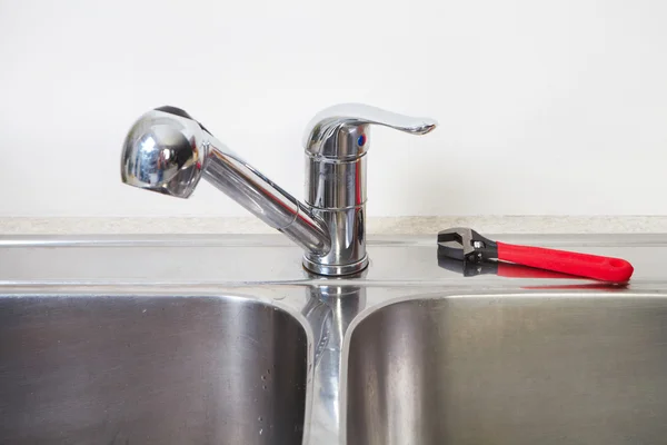 Wasserhahn und Spüle in der Küche. — Stockfoto