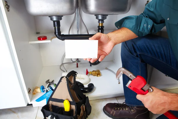 Plumber on the kitchen. — Stock Photo, Image