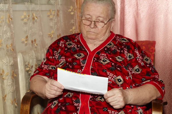 Oudere vrouw en open brief — Stockfoto